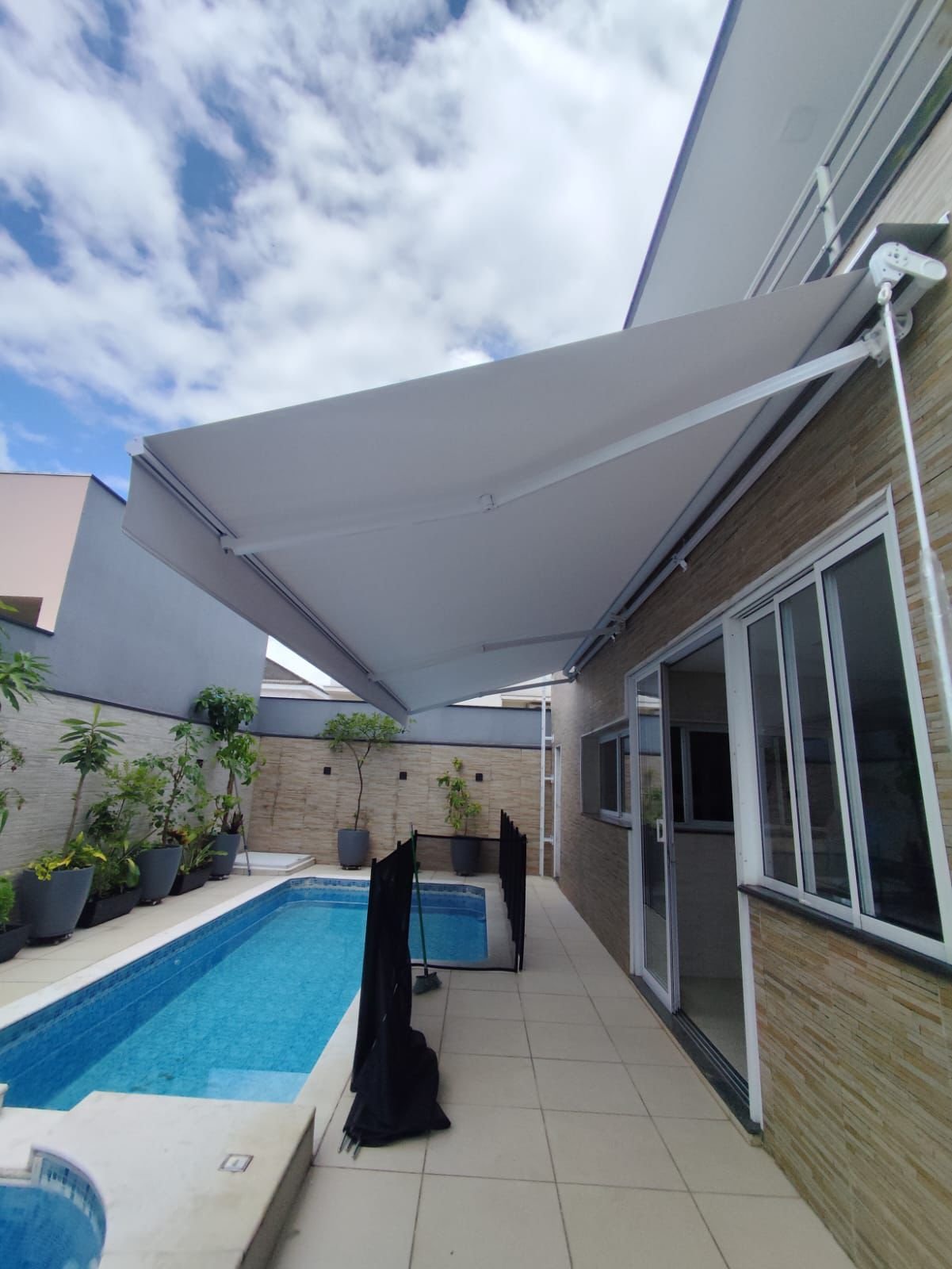 Toldo articulado de alto padrão